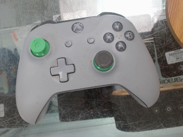 Manette de xbox one cond moyenne