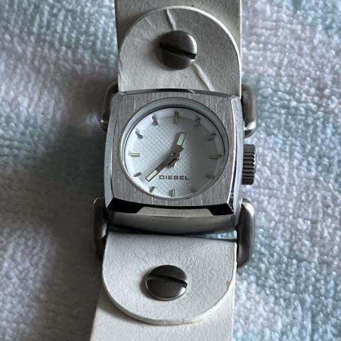 Montre bracelet cuir blanc carr