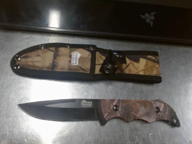 Camo fixed hunting knife with sheat