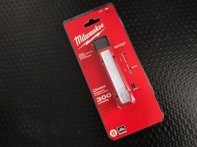 Milwaukee 300 lumens rover flood light