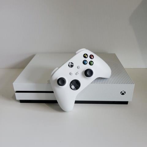 Xbox one s avec manettet ey fil