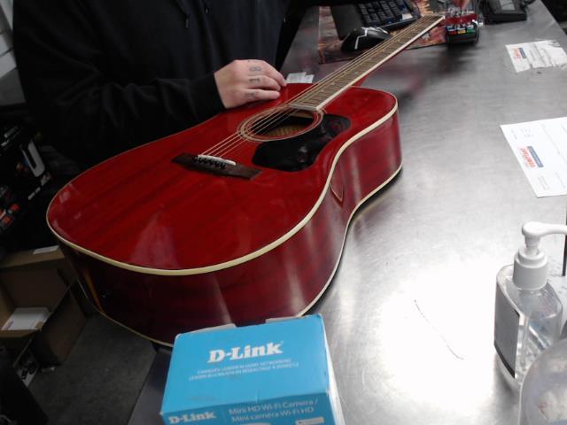 Guitare rouge dans un sac noir et rouge