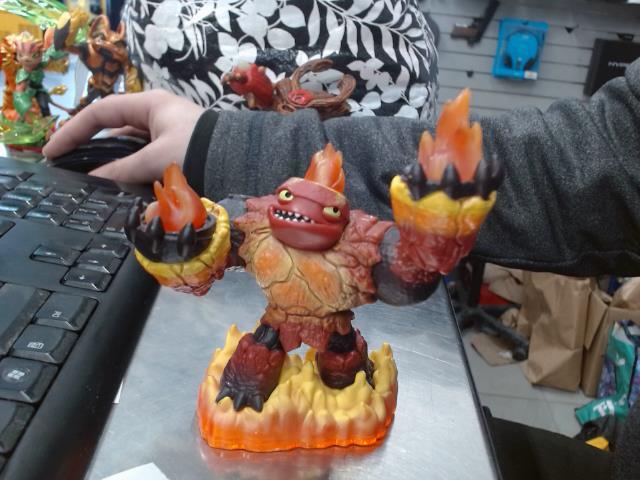 Figurine giants hot head skylanders