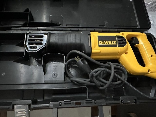 Sawzall dewalt dans la caisse