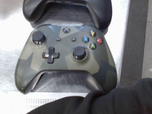 Manette xbox one arme