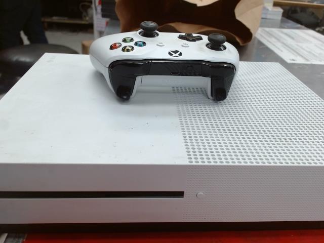 Xbox one s avec manette et fils