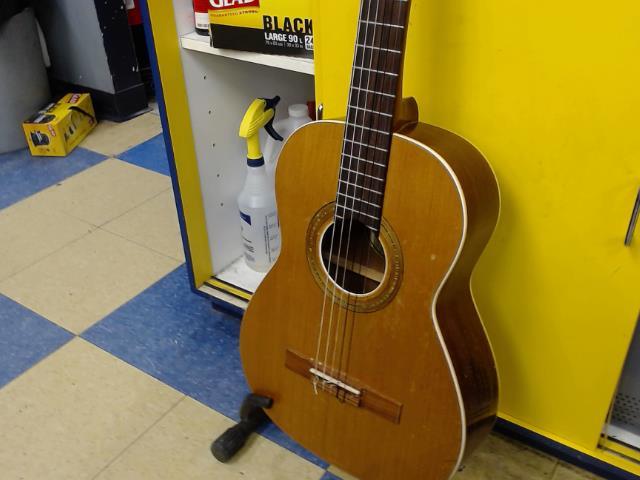 Guitare clasic mauvais etas