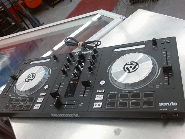 Controlleur de musique numark serato