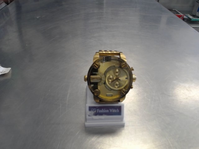 Grosse montre dore diesel