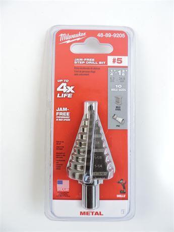 Jam-free step drill bit