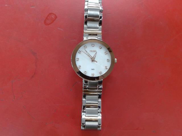 Montre argent fond blanc