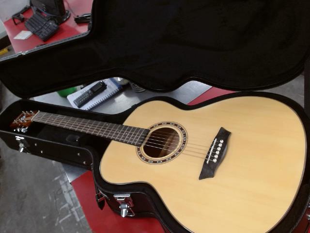 Guitare acoustique dans case dur