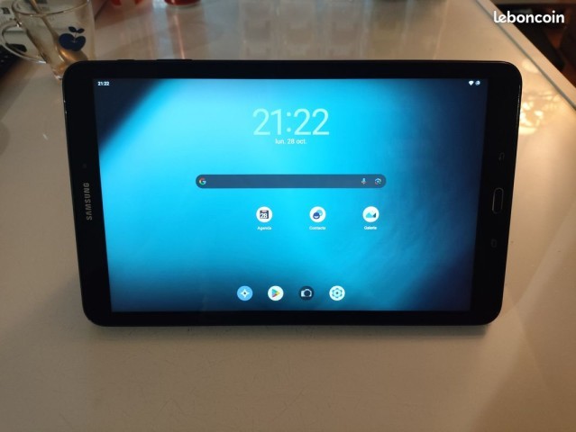 Tablette dans un cover bleu