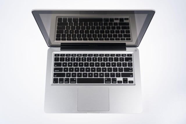 Macbook pro avec chargeur i5 8gb 512gb