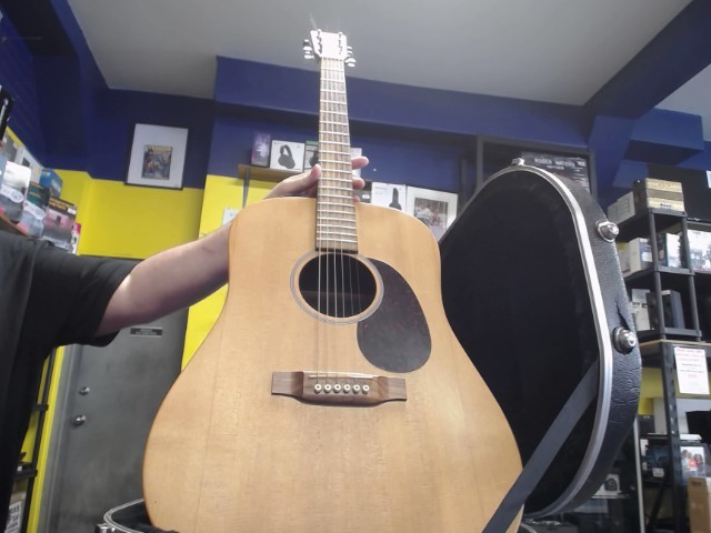 Guitar acoustic dans case