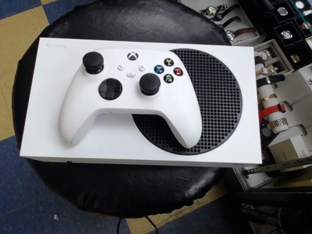 Xbox serie s avec manette + fils