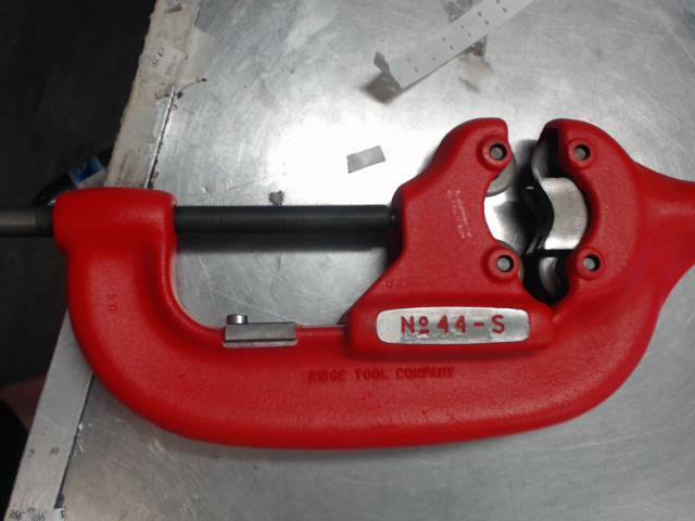 Pipe cutter