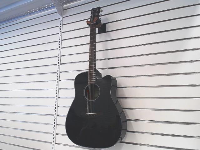 Guitare acoustique yamaha dans la boite