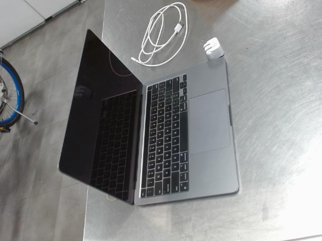 Mac book pro 2022 8gb ram